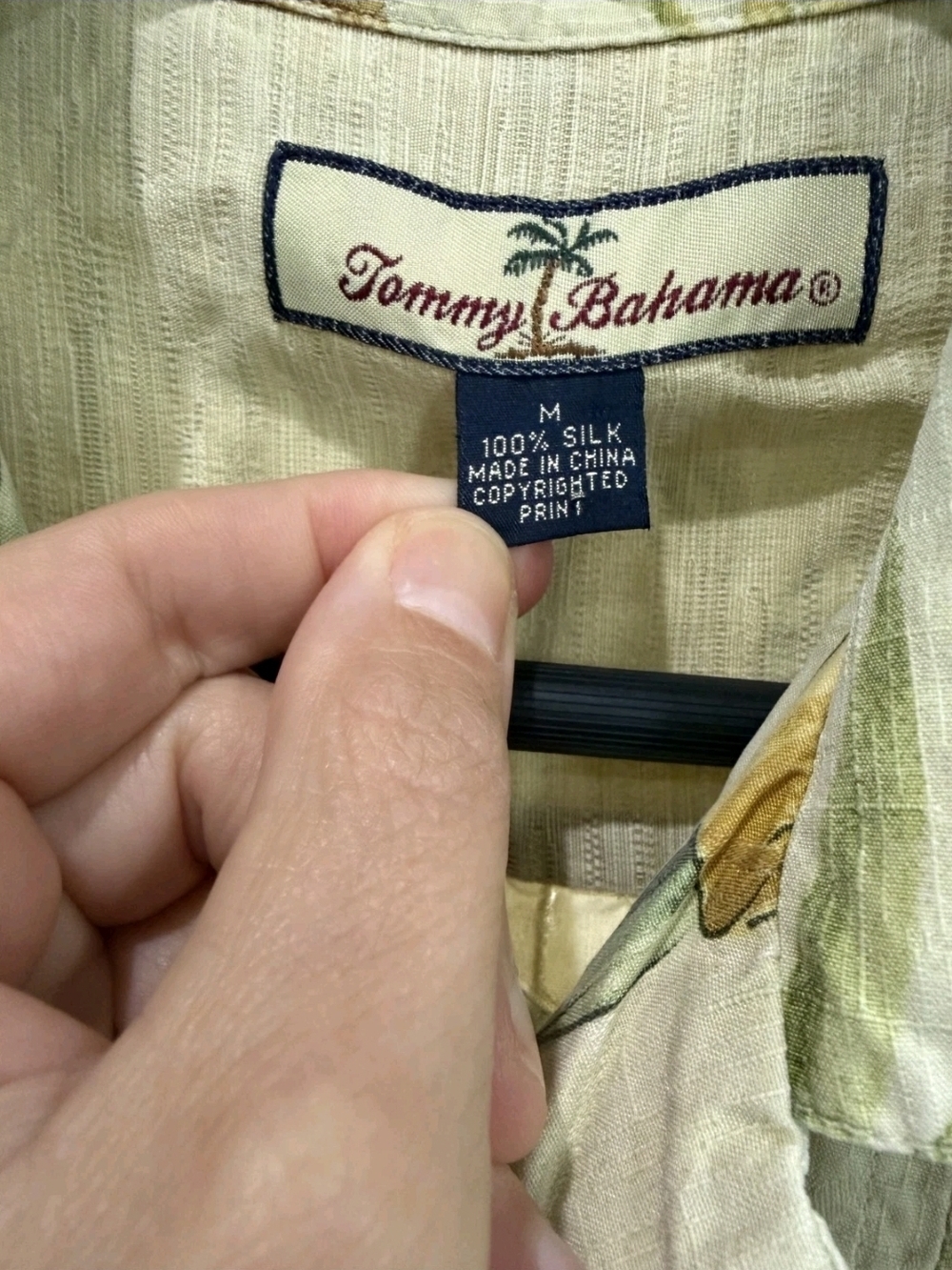 Tommy Bahama Silk Shirt Mens Medium Hawaiian Floral Pineapple Camp Button Up - Picture 4 of 5